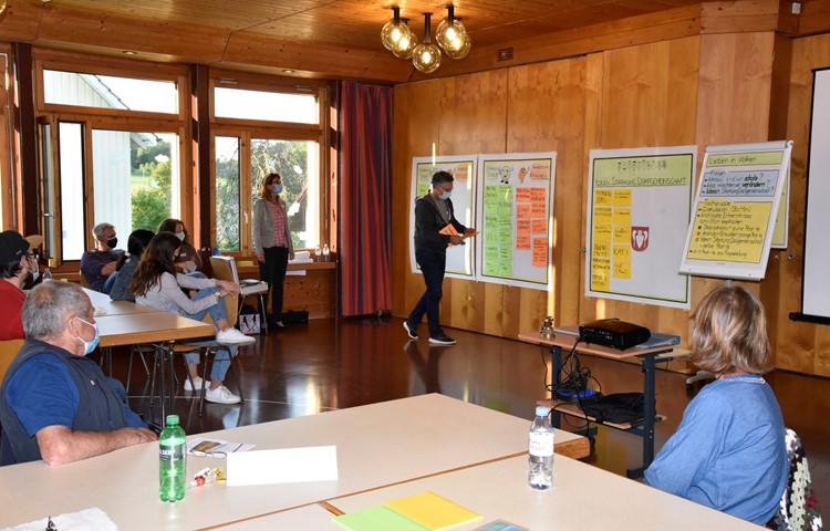 Jede Gruppe präsentierte ihre Ergebnisse, die von Moderatorin Helene Staub (beim Fenster stehend) zusammengefasst wurden.