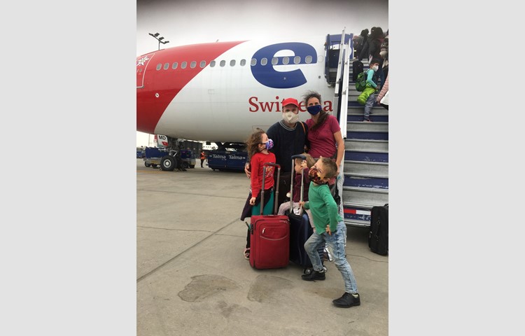 Rückkehr in die Schweiz: Die Familie Griesser auf dem Militärflugplatz, kurz vor dem Einstieg in die vom Bund gechartete Edelweiss-Maschine im Juli vergangenen Jahres.