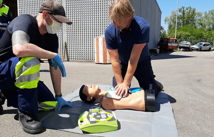 Im Ausbildungszentrum Andelfingen (AZA) zeigt Martin Jaun, künftiger Ausbildungschef der Feuerwehr Weinland, wie die Herz-Druck-Massage geht.