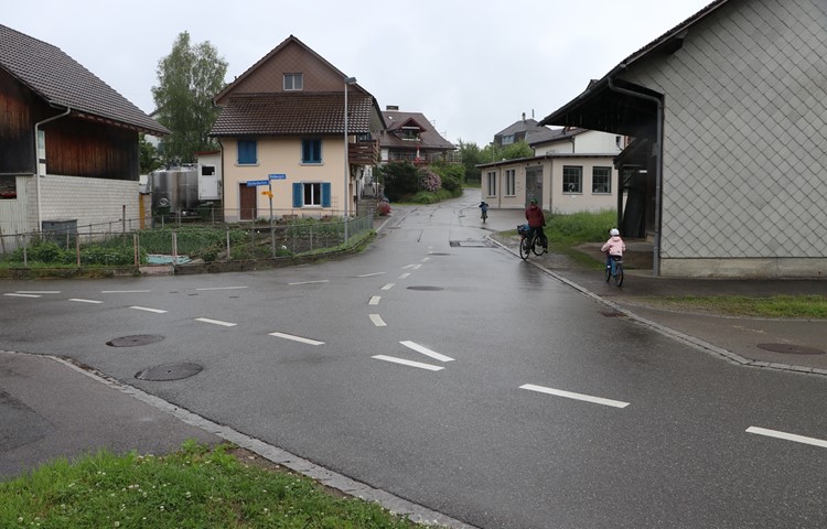 Kein Trottoir und viele Kinder, die diese Stelle auf ihrem Schulweg passieren: Die Kreuzung Hinterdorf-/Rebbergstrasse bei der Käserei, nur wenige Meter vom Schulhaus entfernt, verursacht bei Eltern Sorgenfalten.