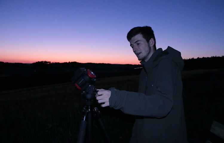 Astrofotograf Andreas Jones richtet sich auf dem Grossvaterbuck bei Ossingen …