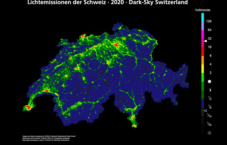 Über den dichter besiedelten Gebieten der Schweiz liegen nachts Kunstlichthauben.