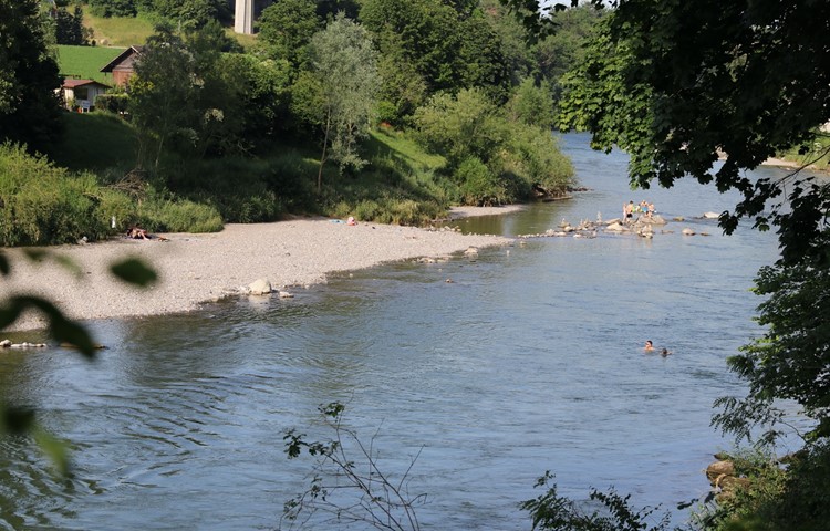Das Interkantonale Labor prüft in regelmässigen Abständen die Wasserqualität vor allem des Rheins. An der Thur wird nur eine Probe genommen, ein paar Kilometer unterhalb von Kleinandelfingen (Bild) bei der Thurbrücke Flaach.