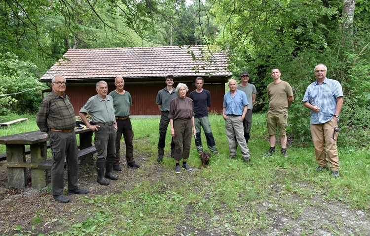 Förster Hans Beereuter (rechts) führte die Mitglieder der Jagdgesellschaft in die Arbeiten zur Waldpflege ein.