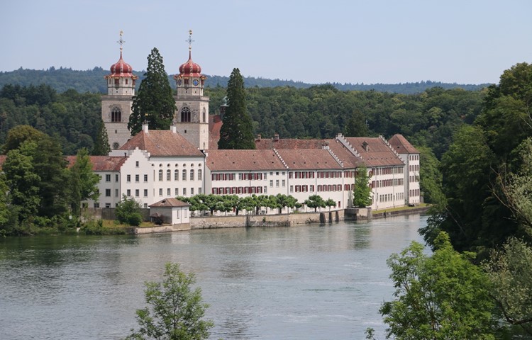 Die renovierte Südfassade der Klosteranlage. Im rechts an der Kirche angebauten Gebäude soll das Museum Platz finden.