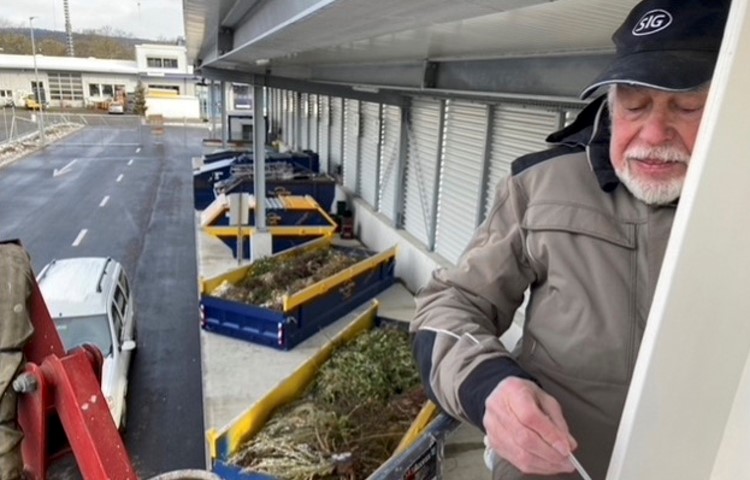 Dieter Baach vom NVDU installiert 12 Nester auf dem Entsorgungsplatz Buechbrunnen.