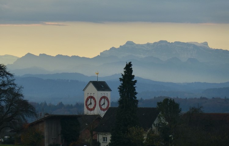 5. Platz: Blick auf Truttikon mit Alpenpanorama.