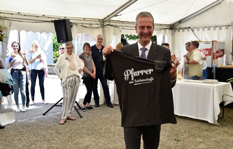 Das geschenkte T-Shirt passt sehr gut zu Andreas Werder, für den die Kirchgemeinde Dorf die erste offizielle Pfarrstelle ist.