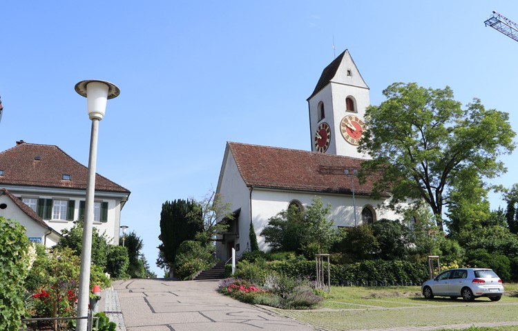 Die Kirchgemeinde Hettlingen ist mit mehreren Personalabgängen konfrontiert. Links das Pfarrhaus mit den grünen Fensterläden, in dem der scheidende Pfarrer Jörg Wanzek vorübergehend wohnen bleibt.