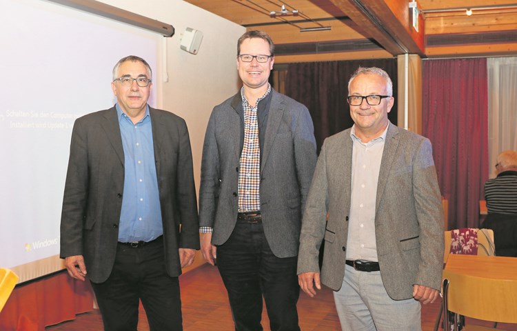 Gemeindepräsident Peter Läderach (r.) lud als Referenten Roland Wetli (l.) und Christian Marti an die Fusionsveranstaltung ein.