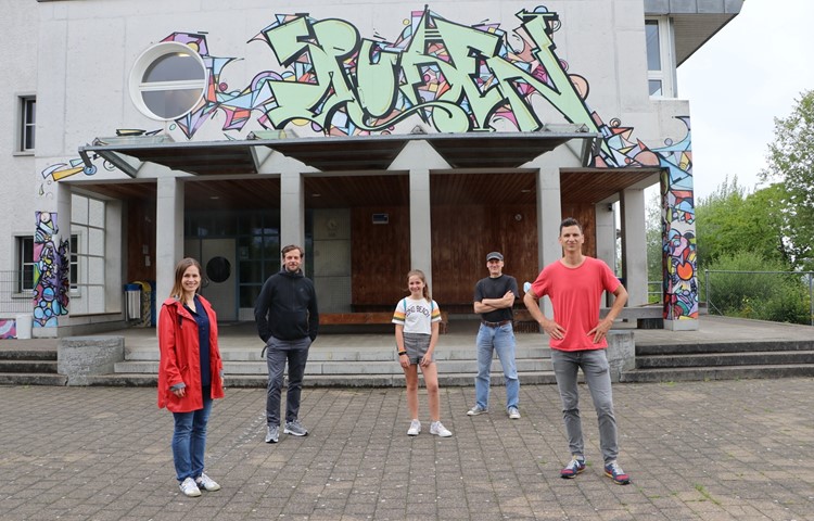 Lehrpersonen und Erwachsene begleiten Jugendliche auf ihrem Weg in die Berufswelt (Symbolbild vor der Sekundarschule Flaachtal).