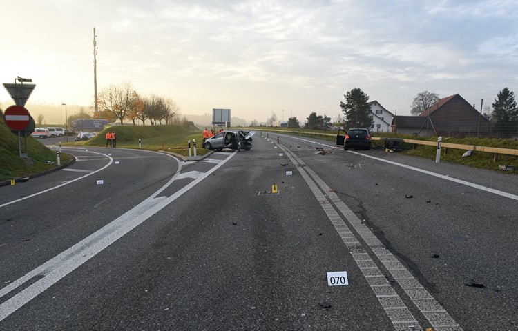 Der Unfall beim Rastplatz Humlikon endete für einen Beifahrer im silbergrauen Auto tödlich.