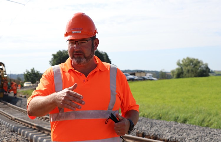 Andreas Hagmann, einer von zwei Projektleitern der Baustelle, informiert über die Arbeiten zwischen Andelfingen und Marthalen.