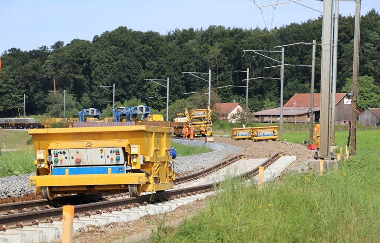 Die Mulden für den Schottertransport zwischen den beiden Bauzügen können einzeln gesteuert werden.