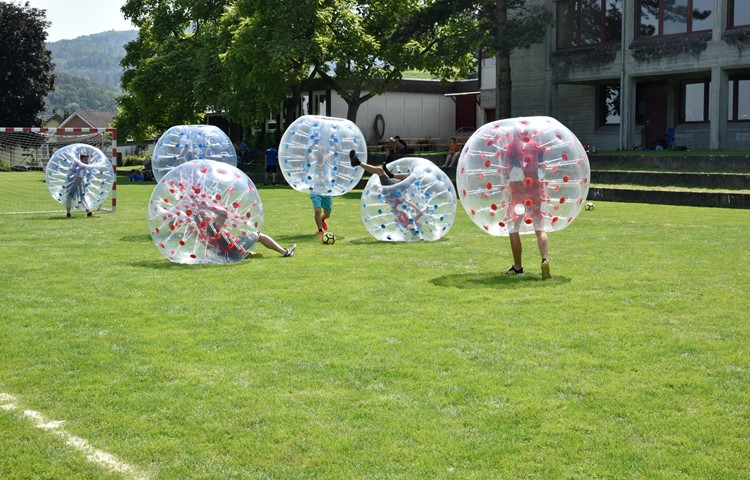 Spass für Teilnehmende und Zuschauer: die Bubble-Soccer-Challenge in Rüdlingen.