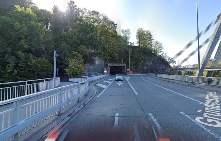 Am Rhein wird die – bitte merken für alle Tunneltüren – Schiebetür auf den Spazierweg führen.