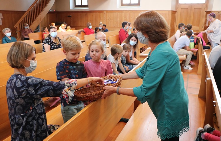 Gute Wünsche auf Kinderfüssen zum Schuljahrbeginn: Die farbig verzierten Abdrücke werden in der Kirche aufgehängt und durchs Jahr begleiten.