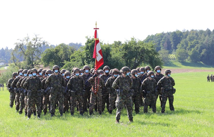 Die Stabskompanie mit der Fahne des Infanterie Bataillons 65.