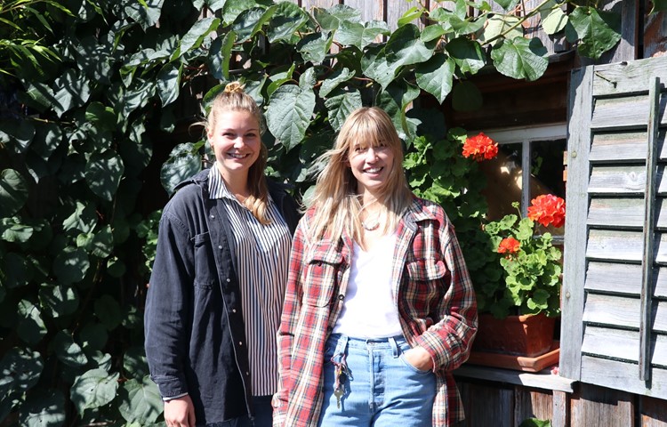 Die Schwestern Stefanie (l.) und Franziska Hefti arbeiten im sozialen Bereich, aber auch die Kunst ist ihr Zuhause. Sie möchten ihre Leidenschaften verbinden und gemeinsam mit Künstlerinnen und Künstlern für Organisationen Geld sammeln.