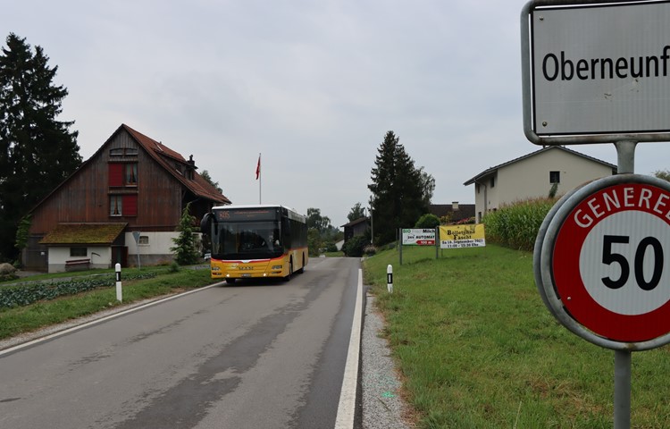 Auf der schmalen Strasse von Waltalingen her soll innerorts bald Tempo 30 gelten, ebenso in den Wohnquartieren von Ober- und Unterneunforn und im Weiler Fahrhof.
