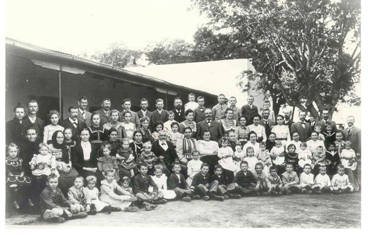 Stammvater Jakob Reutemann (1822 – 1909, sitzend, in der Mitte) konnte um 1900 bereits 85 Menschen um sich scharen, die in San Carlos zum Familienbund der Reutemanns gezählt wurden.