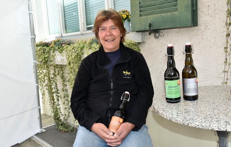 Sonja Fritschi hält eine der letzten Flaschen «Surgrauech» in der Hand – ab sofort gibt es den Apfelwein nur noch als «Saftmit» oder die Version ohne Alkohol.
