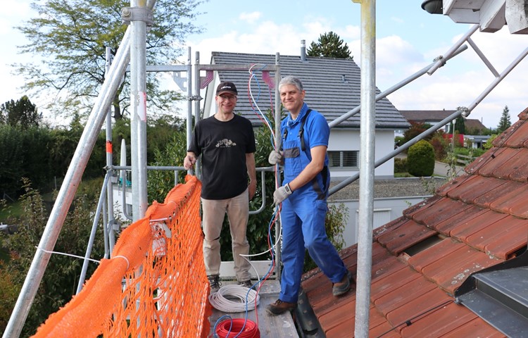 Serge Rohrbach (links) auf seinem Dach, Kollege Pascal Maag unterstützt ihn tatkräftig beim Bau der Photovoltaikanlage.