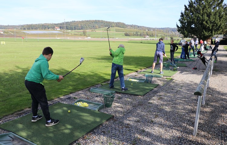 Ein Golfabschlag ist schwieriger, als es bei den Profis aussieht. Thomas Villiger (beim fünften Jungen im Hintergrund) stand mit Rat und Tat zur Seite.