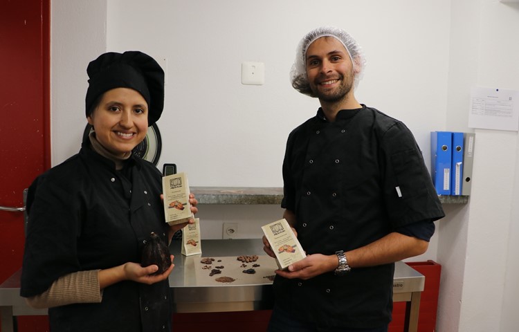 Fertig abgepackt: Mayra Núñez und Felix Bauer mit ihren Kakaospezialitäten. Drei Tage dauert der Herstellungsprozess in der Regel.