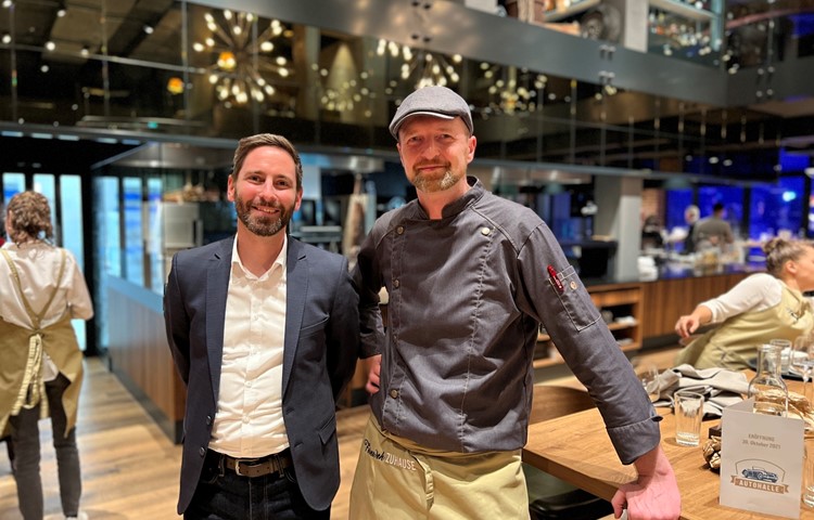 CEO Simon Schmid und Küchenchef Marko Prüstel arbeiten seit einem halben Jahr für die Autohalle – die Eröffnung am Samstag war der wichtigste Meilenstein.