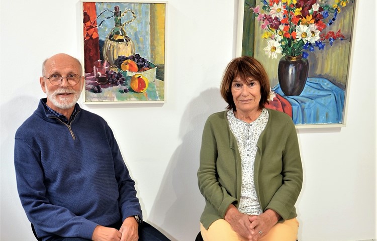 Herbert und Margot Heinzle (mit Bildern von Walter Geissberger) verabschieden sich nach 18 Jahren von der Galerie im Gemeindehaus von Kleinandelfingen.
