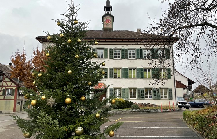 Der Weihnachtsbaum vor dem Gemeindehaus wurde jedes zweite Jahr – im Wechsel mit den Adventsfenstern – von den Bürgern geschmückt, organisiert von der Kulturkommission. Ob das im nächsten Jahr so sein wird, weiss derzeit noch niemand.
