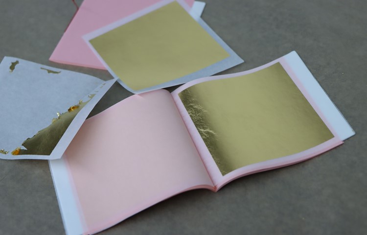 Soner Ergül verwendet für Flächen nur noch Blattmetalle, die fest mit dem Trägerpapier verbunden sind. Lose zwischen den Papierhüllen liegende Folien sind kniffliger zu verarbeiten. Für bewegte Oberflächen, etwa für Schnitzereien, sind lose Blätter manchmal aber geeigneter.