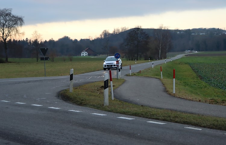 Die schmale Strasse ist die schnellste Verbindung von Süden her nach Alten und gleichzeitig Zufahrt zu Bauernhöfen und zum Thurparkplatz.