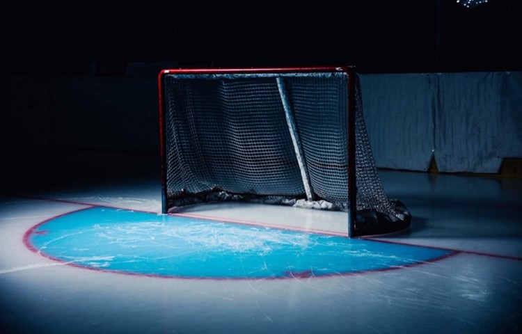 In der Eishalle bleibt es dunkel, das Tor bleibt leer: Der Eishockeyverband hat die Meisterschaft in der Regio League unterbrochen. Das Gleiche gilt für die Amateurligen im Handball und im Unihockey.