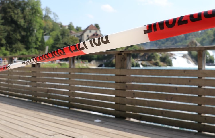 Im Sommer 2018 wurde im Rheinfallbecken die Terrasse gesperrt – darunter befindet sich eine Kaltwasserzone.