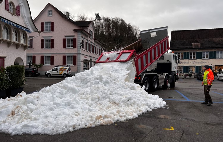 60 Kubikmeter Schnee werden es schliesslich sein, die die weisse Unterlage bilden und heute Freitag für den Bau der Bar verwendet werden. Dimitri Huber (Bild) und Marcel Eigenheer waren dafür mit dem Lastwagen unterwegs.