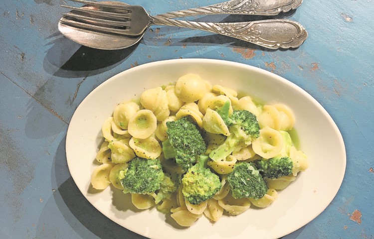 Schmeckt spektakulärer, als es aussieht: Orecchiette mit Broccoli, Sardellen und Knoblauch, ein traditionelles Arme-Leute-Rezept aus Apulien.