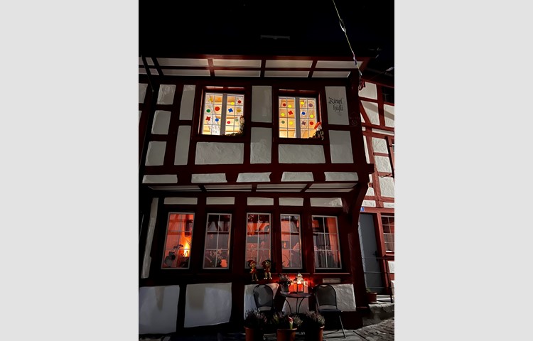 Der Brauch wird gelebt – dekorierte Fenster und geschmückte Hauseingänge.