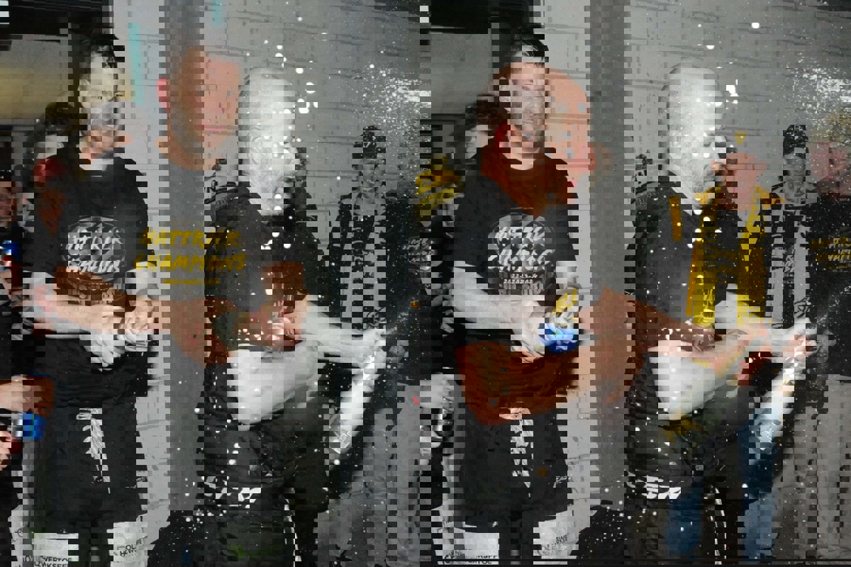 «Hattrick-Champions»: Zum dritten Mal in Folge genossen die EHCWN-Spieler eine Champagnerdusche.