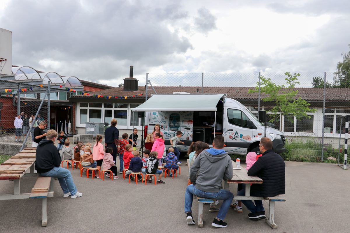 Der Radiobus vom Kinderdorf Pestalozzi steht für eine Woche auf dem Pausenplatz der Primarschule Altikon.