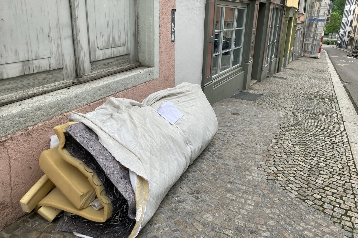 Neulich in der Schaffhauser Neustadt … auf dem Zettel ein aufmunterndes «Gratis». Wer könnte da widerstehen?