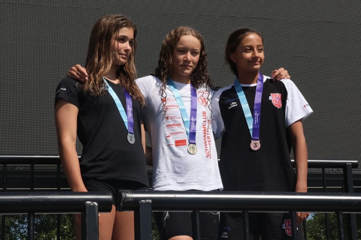 Die Truttikerin Yara Lakhdher (Mitte) ist über 100 Meter Brust die schnellste 13-Jährige der Schweiz.