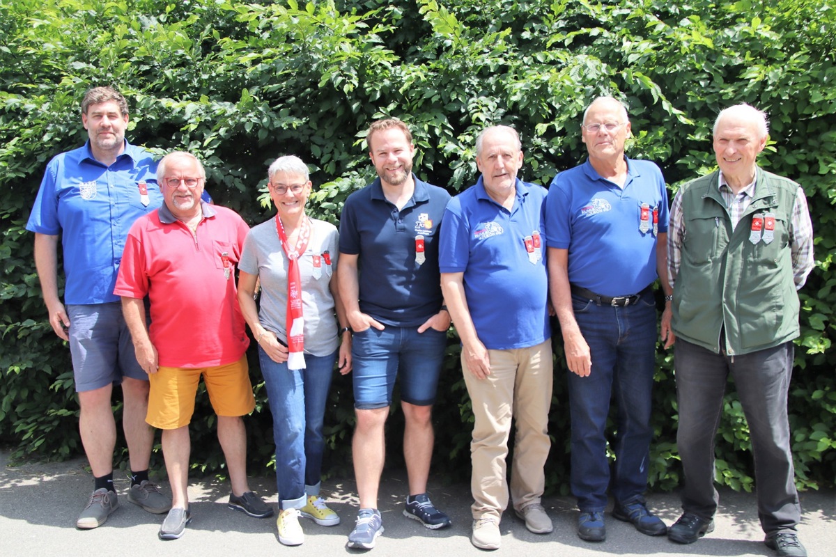 Adrian Keller, Chef Feldschiessen beim Bezirksschützenverband Andelfingen, mit den Stapfermedaillengewinnern (von links): Richard Lang, Janet Sissons (beide erstmals), Kevin Schudel, Ernst Freimüller, Bruno Winkler und Josef Brunschwiler. Es fehlen Marion Bucher, Robert Kradolfer sowie Samuel und Emil Spitzer.