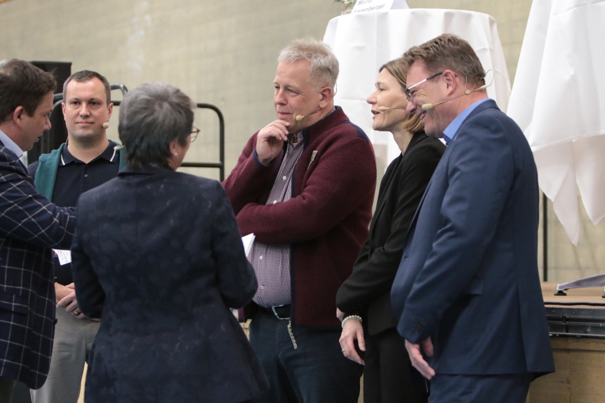 Mittendrin ein Weinländer: Patric Eisele stellt sich der Wahl, wie Moritz Eggenberger (l.), Monika Ribi Bichsel und Marc Hoksbergen (alle mit Mikrofon). Die Fragen am Podium stellen Alex Forrer und Graciosa Alge.