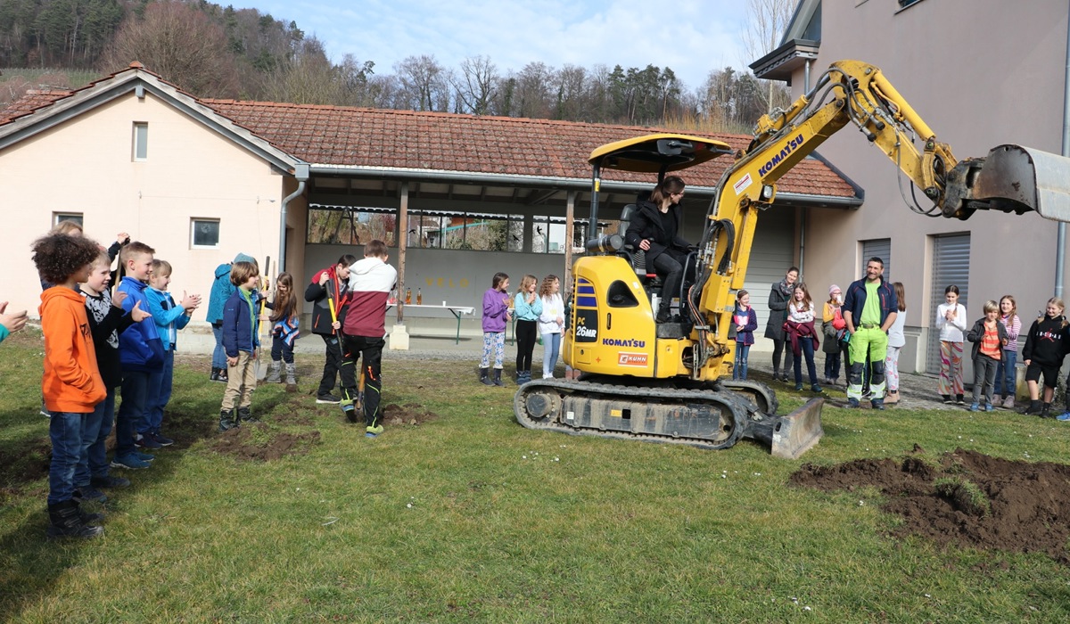 3_spontan-wurde-eine-klassenlehrerin-in-die-kunst-des-baggerfahrens-eingewiesen-unter-den-anspornenden-rufen-der-schu-lerinnen-und-schu-ler_jbe4.jpg 3_spontan-wurde-eine-klassenlehrerin-in-die-kunst-des-baggerfahrens-eingewiesen-unter-den-anspornenden-rufen-der-schu-lerinnen-und-schu-ler_jbe4.jpg