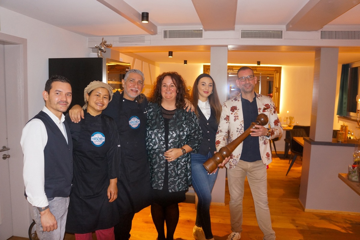 Ingrid Lüthi (Mitte) und Bruno Greuter (rechts) mit ihrer Crew in der «Hirschen Casa Topolino».