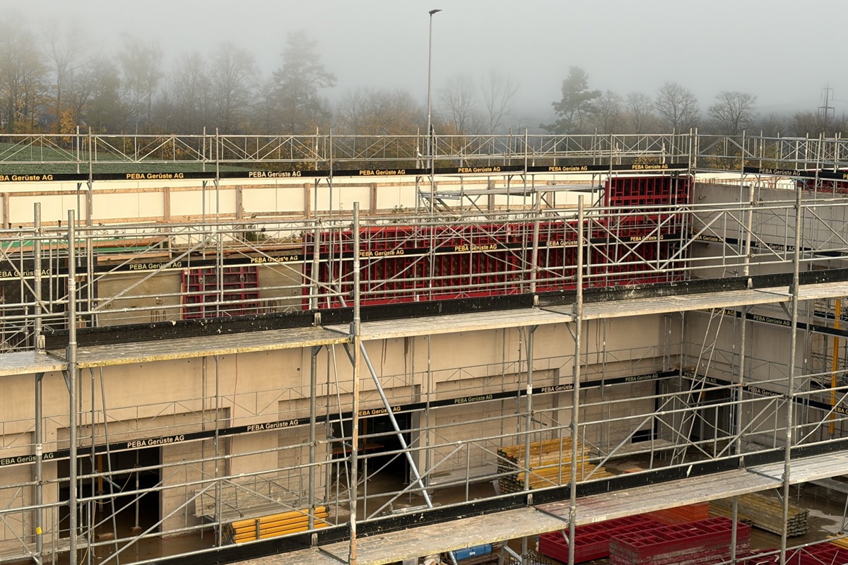 Die Grossbaustelle prägt das Areal: Während der Rohbau wächst, laufen bereits die Planungen für die Aussen- und Innenbereiche.