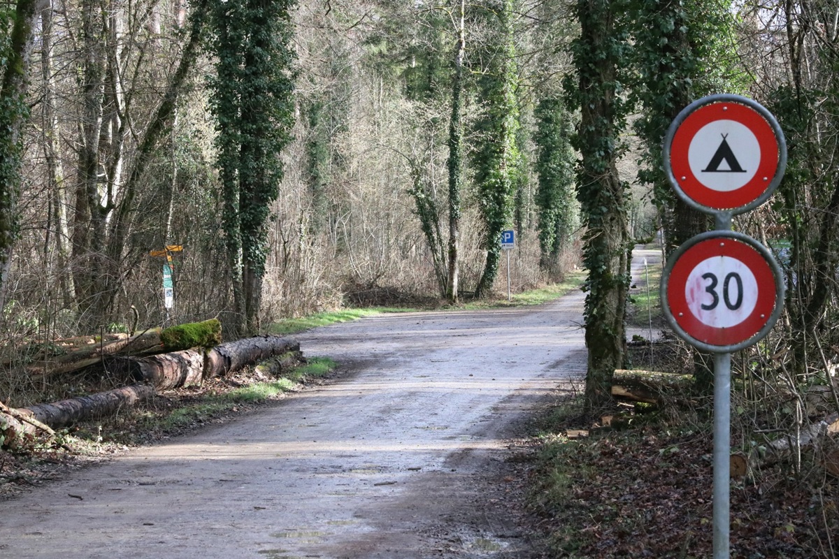 Die Signalisation am Parkplatz Ellikerbrücke in Flaach ist eindeutig: Campieren wird hier nicht geduldet.
