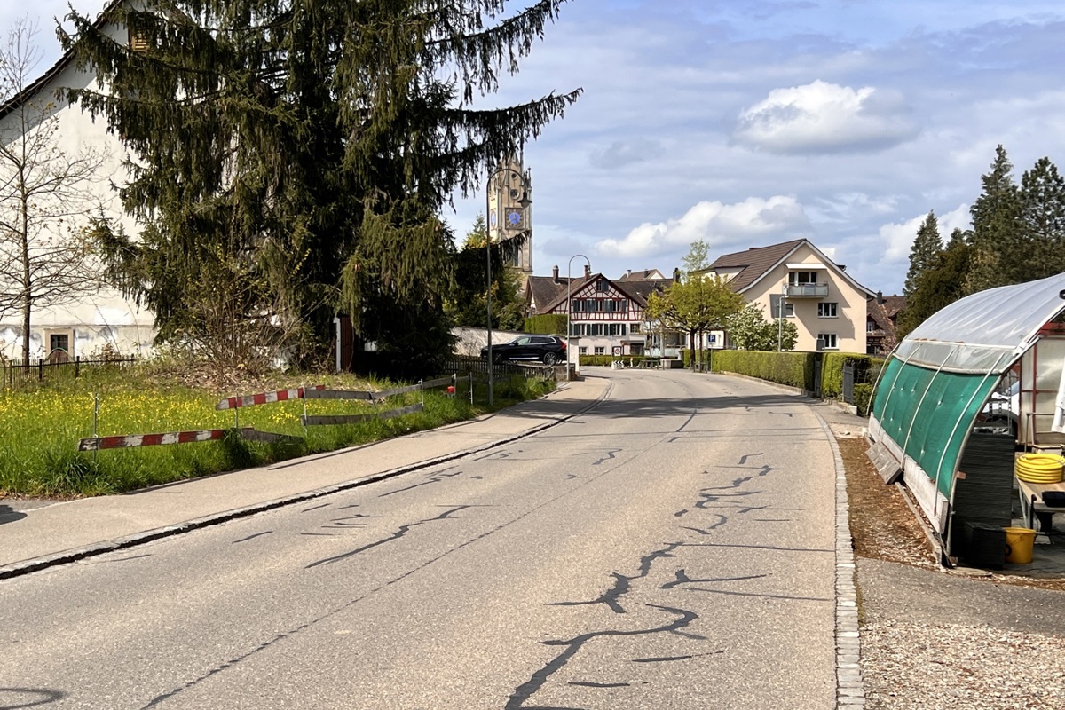 Die blauen Parkplätze werden neu entlang der Hecke angeordnet